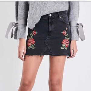TOP Shop Moto Women’s Floral Embroidered Raw-Hem Denim skirt in Faded Black